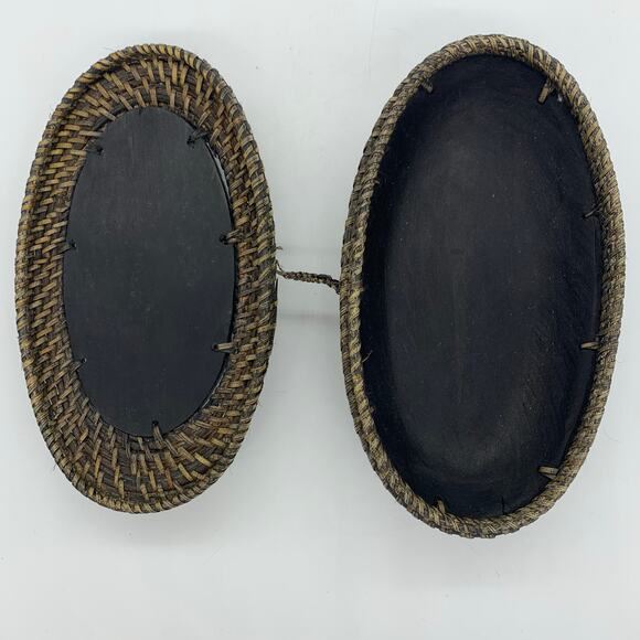 Hand woven oval Ketak carved Indonesian Lombok lidded box - Picture 7 of 8